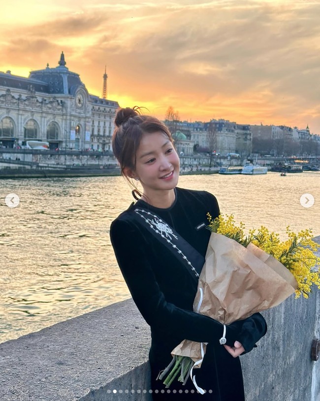 Dia menyempatkan waktu untuk bersantai dan berfoto di depan sejumlah monumen ikonik di Paris.  “I wish time in Paris would slow down,” tulis Lee Si Young,  berharap waktu akan terasa lama karena begitu nyaman menghabiskan waktu di sana. Foto: dok. Instagram @leesiyoung38