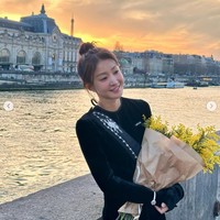 Dia menyempatkan waktu untuk bersantai dan berfoto di depan sejumlah monumen ikonik di Paris.  “I wish time in Paris would slow down,” tulis Lee Si Young,  berharap waktu akan terasa lama karena begitu nyaman menghabiskan waktu di sana. Foto: dok. Instagram @leesiyoung38