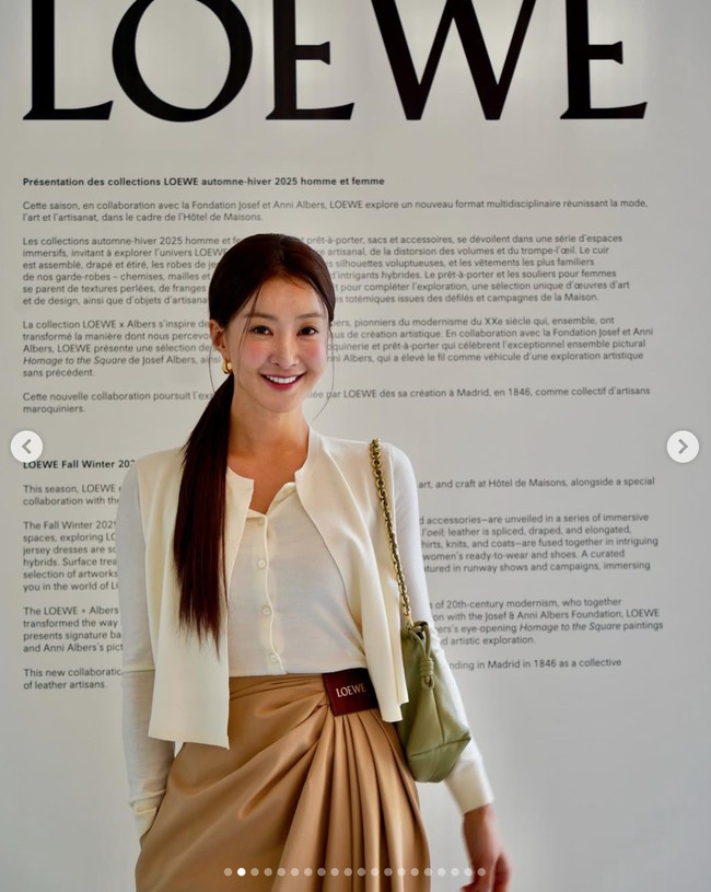 Dan sebelum kembali ke Korea Selatan, Lee Si Young menjadi tamu istimewa di pameran busana Loewe, yang memamerkan koleksi rancangan Creative Director Jonathan Anderson. Lee Si Young tampil memakai cardigan putih, celana coklat beraksen lipit, dan hand bag abu-abu. Foto: dok. Instagram @leesiyoung38