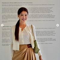 Dan sebelum kembali ke Korea Selatan, Lee Si Young menjadi tamu istimewa di pameran busana Loewe, yang memamerkan koleksi rancangan Creative Director Jonathan Anderson. Lee Si Young tampil memakai cardigan putih, celana coklat beraksen lipit, dan hand bag abu-abu. Foto: dok. Instagram @leesiyoung38