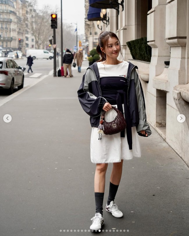 Lee Si Young bahkan menghadiri peragaan busana Miu Miu bersama Jang Wonyoung IVE, Minnie (G)I-DLE, dan Momo TWICE. Tampil memikat dengan gaya sporty, memakai kaos putih berbalut atasan ketat berwarna navy, rok putih, dan jaket parasut. Foto: dok. Instagram @leesiyoung38