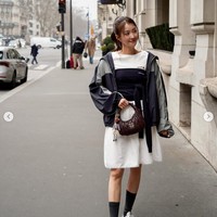 Lee Si Young bahkan menghadiri peragaan busana Miu Miu bersama Jang Wonyoung IVE, Minnie (G)I-DLE, dan Momo TWICE. Tampil memikat dengan gaya sporty, memakai kaos putih berbalut atasan ketat berwarna navy, rok putih, dan jaket parasut. Foto: dok. Instagram @leesiyoung38