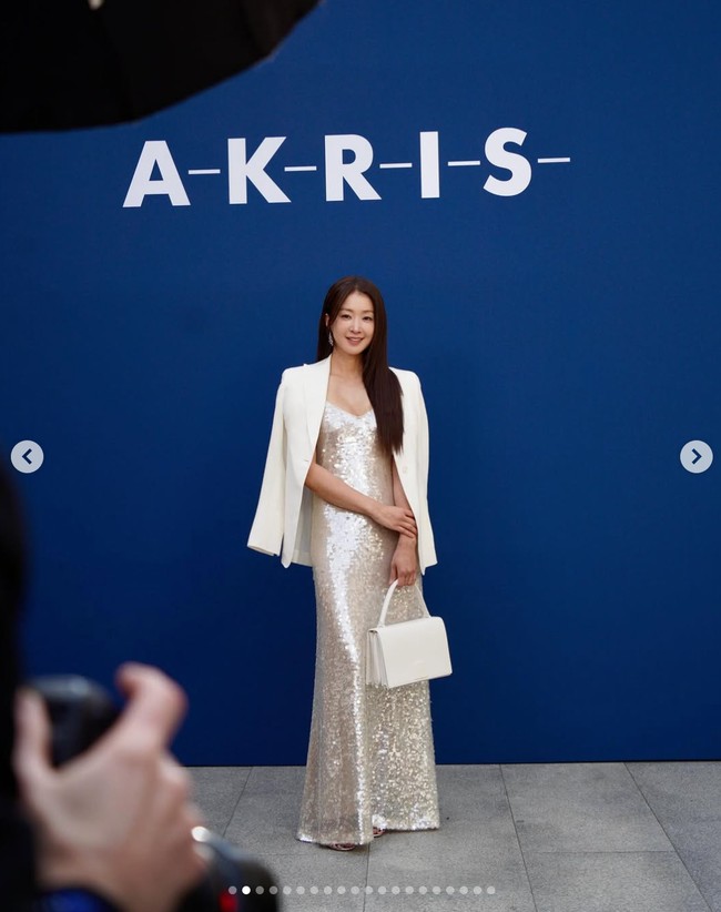 Lee Si Young memancarkan aura glamour dan berkelas dengan gaun bling-bling, dipadu blazer berwarna ivory di peragaan busana AKRIS. Dia turut memamerkan fotonya menaiki mobil mewah limosin saat menuju venue. Foto: dok. Instagram @leesiyoung38