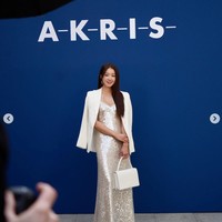 Lee Si Young memancarkan aura glamour dan berkelas dengan gaun bling-bling, dipadu blazer berwarna ivory di peragaan busana AKRIS. Dia turut memamerkan fotonya menaiki mobil mewah limosin saat menuju venue. Foto: dok. Instagram @leesiyoung38