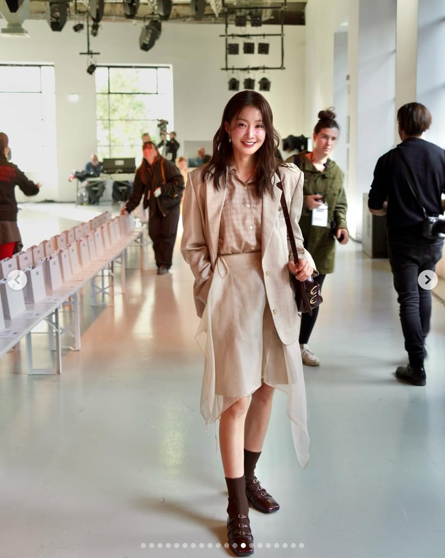 Penampilan Lee Si Young tak kalah edgy dan stylish sebagai cewek bumi di peragaan busana EENK. Kali ini Lee Si Young memakai blazer berwarna krem, kemeja kotak-kotak, dan celana pendek berlapis tulle yang terlihat seperti rok berpotongan asimetris. Foto: dok. Instagram @leesiyoung38