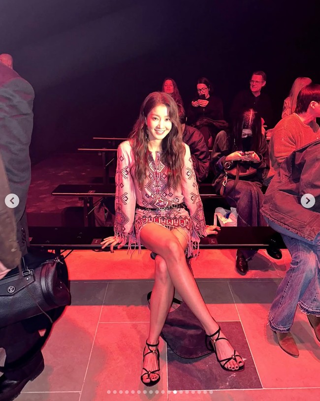 Jadwalnya begitu padat selama perhelatan Paris Fashion Week 2025. Saat menjadi tamu di peragaan busana Isabel Marant, Lee Si Young tampil beda dengan gaya hippie. Dia memakai gaun pink bercorak dengan aksen fringe dan tambahan aksesori belt. Foto: dok. Instagram @leesiyoung38