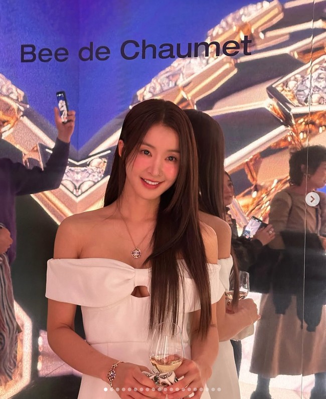Bintang drama Korea Sweet Home 3 itu pun diundang menghadiri acara peluncuran koleksi perhiasan terbaru Chaumet bersama deretan artis dunia lainnya, termasuk Emilia Clarke, Kelly Rutherford, dan Leila Bekhti. Lee Si Young tampak meladeni permintaan penggemar berfoto bersama sebelum memasuki venue, dalam balutan gaun putih beraksen pita dan cut-out pada bagian tengahnya. Foto: dok. Instagram @leesiyoung38
