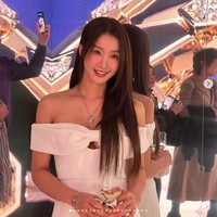 Bintang drama Korea Sweet Home 3 itu pun diundang menghadiri acara peluncuran koleksi perhiasan terbaru Chaumet bersama deretan artis dunia lainnya, termasuk Emilia Clarke, Kelly Rutherford, dan Leila Bekhti. Lee Si Young tampak meladeni permintaan penggemar berfoto bersama sebelum memasuki venue, dalam balutan gaun putih beraksen pita dan cut-out pada bagian tengahnya. Foto: dok. Instagram @leesiyoung38