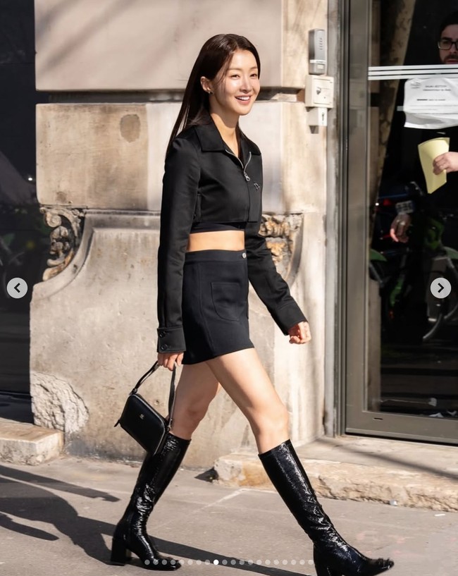 Lee Si Young terungkap mengurus perceraian dari suami konglomeratnya, Cho Seung Hyun sejak awal tahun 2025. Di tengah prosesnya, Lee Si Young tetap eksis menghadiri sejumlah peragaan busana selama Paris Fashion Week 2025. Dimulai dengan kehadirannya di peragaan busana Courreges, ibu satu anak itu pamer perut ramping dalam balutan jaket crop top dan rok pendek hitam. Foto: dok. Instagram @leesiyoung38