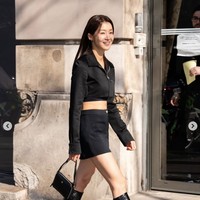 Lee Si Young terungkap mengurus perceraian dari suami konglomeratnya, Cho Seung Hyun sejak awal tahun 2025. Di tengah prosesnya, Lee Si Young tetap eksis menghadiri sejumlah peragaan busana selama Paris Fashion Week 2025. Dimulai dengan kehadirannya di peragaan busana Courreges, ibu satu anak itu pamer perut ramping dalam balutan jaket crop top dan rok pendek hitam. Foto: dok. Instagram @leesiyoung38