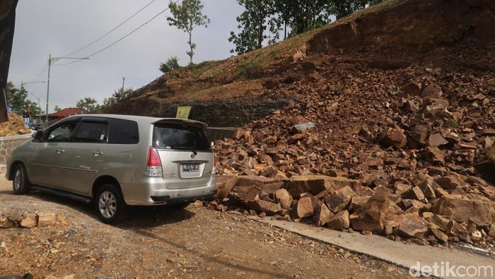 Penampakan jalur baru di Clongop, Gunungkidul, yang masih tertimbun longsor, Selasa (18/3/2025).