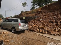 Pembersihan Material Longsor di Jalur Clongop Gunungkidul Tunggu Alat Berat