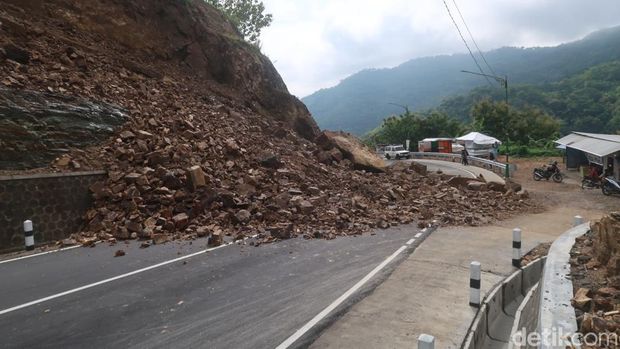 Penampakan jalur baru di Clongop, Gunungkidul, yang masih tertimbun longsor, Selasa (18/3/2025).
