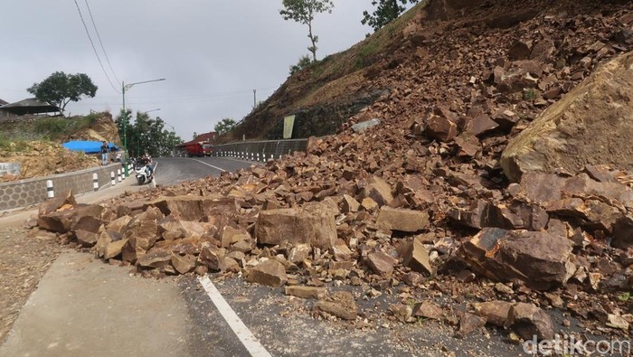 Lokasi longsor yang menimbun jalan di jalur baru Clongop, Gunungkidul, Selasa (18/3/2025).