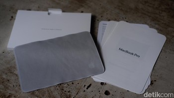 Selain buku petunjuk diberikan dan  micro fiber Foto: Adi Fida Rahman/detikINET