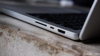 Sisi kanan terdapat slot SDXC reader, Thunderbolt 5 (USB-C) dan HDMI. Foto: Adi Fida Rahman/detikINET