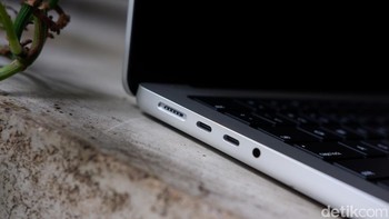 Bagian kiri terdapat port MagSafe 3, 2xThunderbolt 5 (USB-C) dan jack audio 3,5mm. Thunderbolt 5 yang memiliki kecepatan transfer lebih dari dua kali lipat hingga 120 Gb/dtk, memungkinkan penyimpanan eksternal yang lebih cepat, sasis perluasan, serta solusi hub dan docking yang andal Foto: Adi Fida Rahman/detikINET
