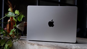 MacBook Pro M4 mengusung desain yang sama dengan pendahulunya, menampilkan bodi aluminium yang elegan Foto: Adi Fida Rahman/detikINET