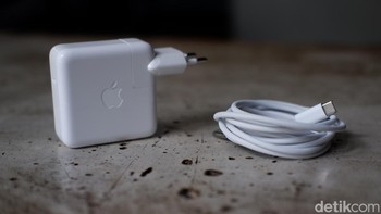 Dalam paket penjualan diberikan charger adaptor 96W dan MagSafe 3 Cable.  Foto: Adi Fida Rahman/detikINET