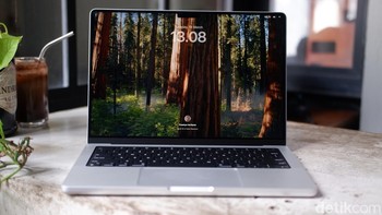 MacBook Pro M4 tetap mempertahankan layar Liquid Retina XDR yang memukau. Layar ini menawarkan resolusi tinggi, kecerahan puncak 1600 nits, dan rasio kontras 1.000.000:1, menghasilkan kualitas gambar yang tajam, detail, dan realistis. Teknologi ProMotion juga hadir untuk menghasilkan pengalaman visual yang halus dan responsif. Foto: Adi Fida Rahman/detikINET