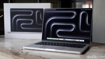 Jajaran MacBook Pro terbaru dibuat agar tahan lama dan sangat tangguh, terbuat dari paduan logam khusus yang menggunakan penutup berbahan aluminium 100% daur ulang. MacBook Pro baru juga menggunakan unsur logam tanah langka 100 persen daur ulang dalam semua magnet, serta timah di solder, pelat emas, dan tembaga 100% daur ulang dalam beberapa papan sirkuit cetak Foto: Adi Fida Rahman/detikINET