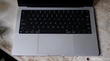 Dapur pacu MacBook Pro M4 adalah chip M4 terbaru yang dibangun dengan teknologi fabrikasi 3 nanometer. Chip ini menawarkan peningkatan performa CPU dan GPU yang signifikan dibandingkan generasi sebelumnya. Apple mengklaim peningkatan performa CPU hingga 20% dan peningkatan performa GPU hingga 30%. Foto: Adi Fida Rahman/detikINET