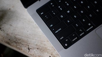 Dengan mikrofon kualitas studio dan sistem suara enam speaker yang fenomenal dengan dukungan untuk Audio Spasial, MacBook Pro menghadirkan pengalaman audio yang sangat menghanyutkan saat pengguna mendengarkan musik atau menonton film dengan Dolby Atmos. Foto: Adi Fida Rahman/detikINET