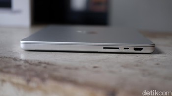Laptop ini punya dimensi 31.26 x 22.12 x 1.55 cm (14 inch), 35.57 x 24.81 x 1.68 cm (16 inch). Beratnya 1,55 kg (14 inch) dan 2,14 kg (16 inch) Foto: Adi Fida Rahman/detikINET