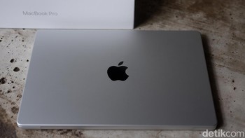 MacBook Pro M4 yang diunboxing berwarna silver. Foto: Adi Fida Rahman/detikINET