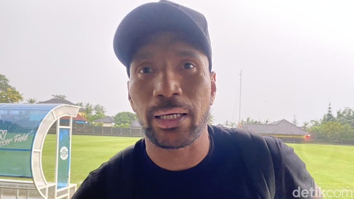 Manajer PSS Sleman, Leonard Tupamahu, di Lapangan Pakembinangun, Sleman, Selasa (18/3/2025).