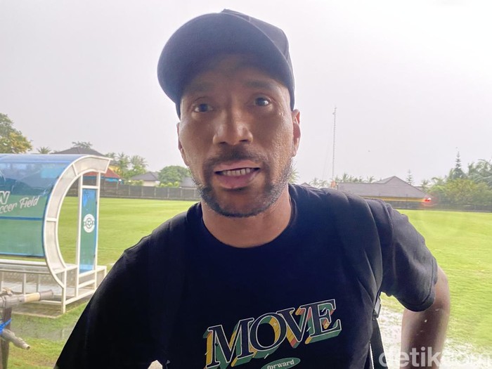 Manajer PSS Sleman, Leonard Tupamahu, di Lapangan Pakembinangun, Sleman, Selasa (18/3/2025). Manajer PSS Sleman, Leonard Tupamahu, di Lapangan Pakembinangun, Sleman, Selasa (18/3/2025).