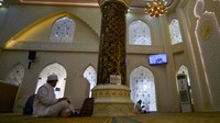 Masjid Al-Hakim memiliki gaya arsitektur Taj Mahal dan dibangun pada awal tahun 2017 di tepi pantai.
