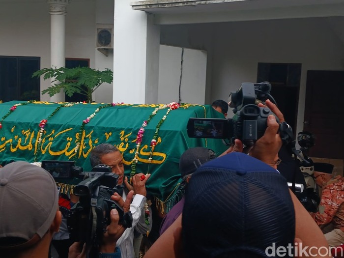 Suasana rumah duka Mat Solar.