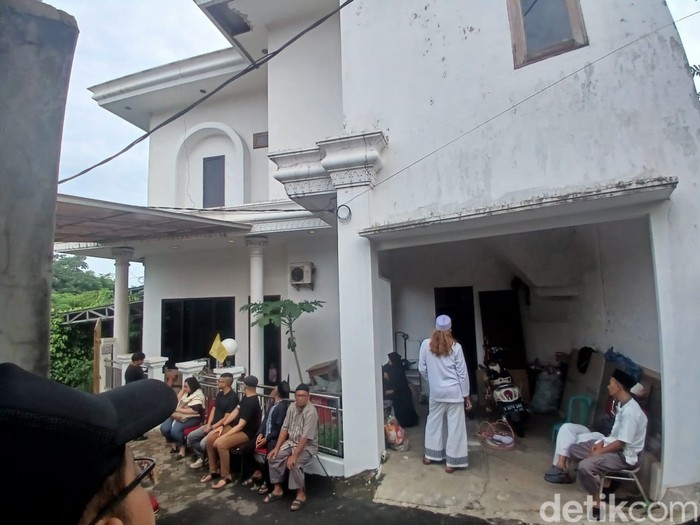 Suasana rumah duka Mat Solar.