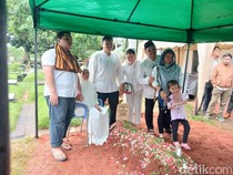 Momen Haru Anak-anak Mat Solar Ziarah Saat Lebaran
