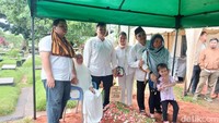Aktor senior Mat Solar meninggal dunia, Senin (17/3/2025) pukul 22.30 WIB. Kini jenazahnya sudah dimakamkan di TPU Wakaf Haji Daiman, Selasa (18/3).Foto: Febri/detikhot