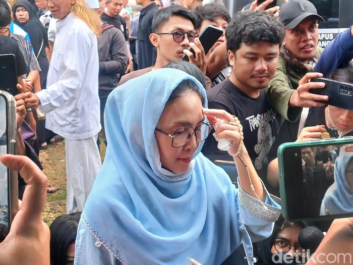 Proses pemakaman Mat Solar