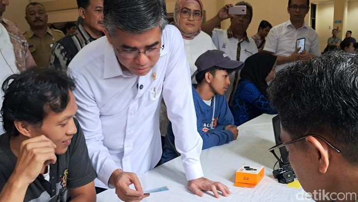 Menteri Ketenagakerjaan (Menaker), Yassierli, meninjau pengrusan klaim JKP eks karyawan PT. Primayudha Mandiri Jaya di Boyolali, yang terkena PHK dampak pailit PT Sritex Grup, Selasa (18/3/2025).