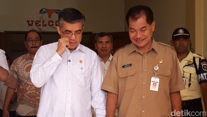 Menteri Ketenagakerjaan (Menaker), Yassierli, berdialog dengan Kepala Dinas Koperasi dan Tenaga Kerja Boyolali, Bambang Sutanto, di PT. Primayudha Mandiri Jaya, Selasa (18/3/2025).