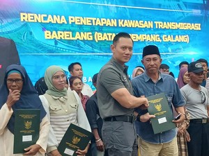 Menko AHY Serahkan Sertifikat Hak Milik ke Warga Rempang yang Direlokasi