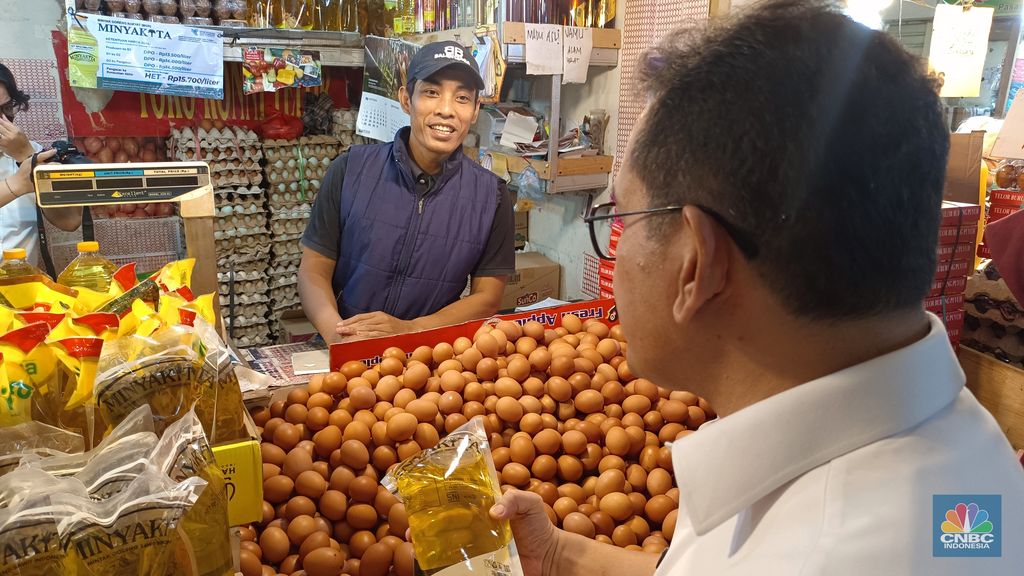 Menteri Perdagangan (Mendag) Budi Santoso saat menyidak harga bapokting di Pasar Senen, Jakarta Pusat, Selasa (18/3/2025). (CNBC Indonesia/Martyasari Rizky)