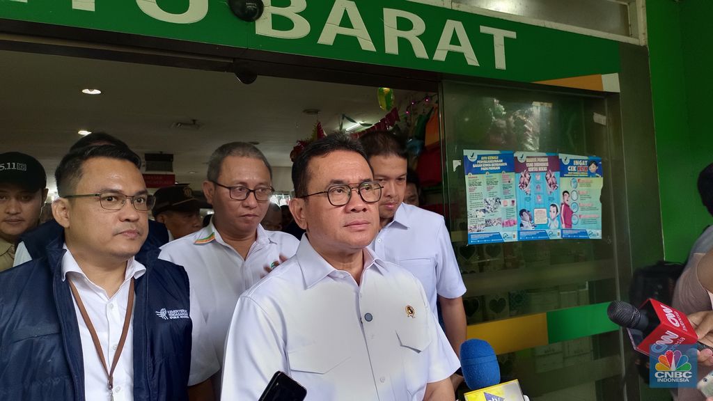 Menteri Perdagangan (Mendag) Budi Santoso saat menyidak harga bapokting di Pasar Senen, Jakarta Pusat, Selasa (18/3/2025). (CNBC Indonesia/Martyasari Rizky)