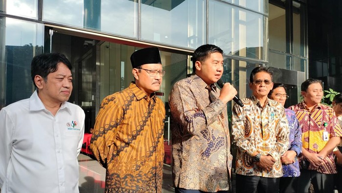 Menteri PKP Maruarar Sirait bersama Menteri Sosial Saifullah Yusuf (Gus Ipul) dan Kepala BPS Amalia Adininggar Widyasanti mengunjungi KPK.