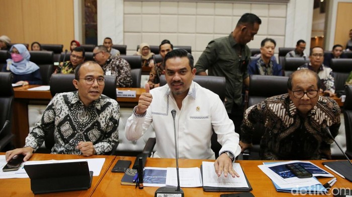 Menteri UMKM Raker Bareng Komisi VII Bahas Penyaluran KUR Menteri UMKM Maman Abdurrahman menggelar raker dengan Komisi VII DPR, Selasa (18/3/2025). Maman melaporkan realisasi penyaluran KUR per 16 Maret 2025 sebesar Rp 44,73 triliun.