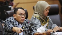Rapat kerja dipimpin oleh Ketua Komisi VII DPR Saleh Partaonan Daulay.  