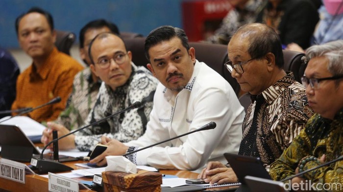 Menteri UMKM Raker Bareng Komisi VII Bahas Penyaluran KUR Menteri UMKM Maman Abdurrahman menggelar raker dengan Komisi VII DPR, Selasa (18/3/2025). Maman melaporkan realisasi penyaluran KUR per 16 Maret 2025 sebesar Rp 44,73 triliun.