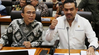 Menteri UMKM Raker Bareng Komisi VII Bahas Penyaluran KUR