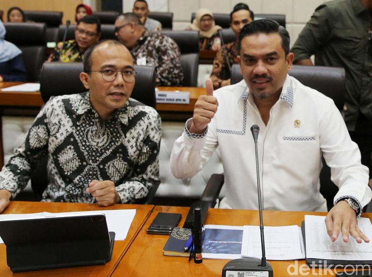 Menteri UMKM Raker Bareng Komisi VII Bahas Penyaluran KUR