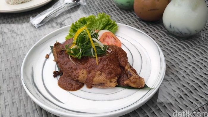 Menu Ayam Lumpur Progo dan minuman di La Barka, Nanggulan, Kulon Progo, Selasa (18/3/2025).