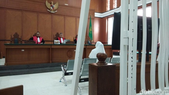 Mira Hayati menjalani persidangan di Ruangan Harifin A Tumpa, PN Makassar.